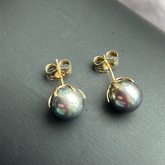 Black Pearl Stud Earrings - Picture 8 of 13